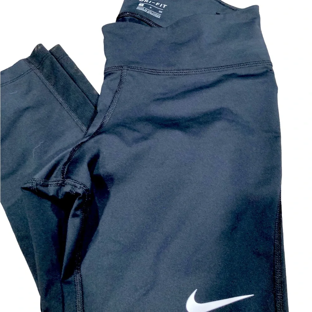 Nike DRI-FIT small cropped leggings with sheer, mesh lower back. - Picture 4 of 5